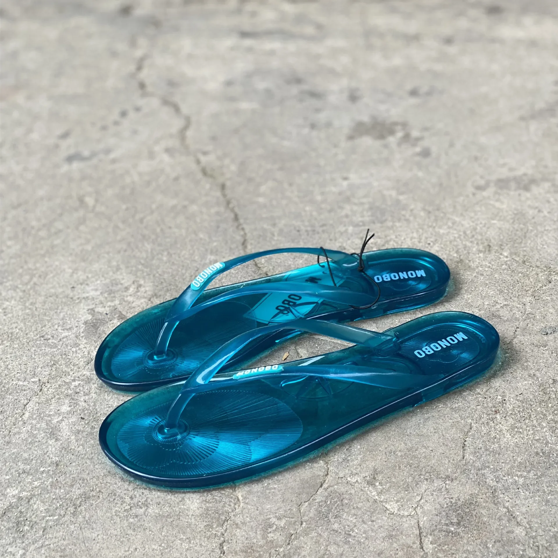 

Новинка 2023 года, однотонные прозрачные шлепанцы для женщин, сандалии на плоской подошве с прозрачными кристаллами, модные пляжные тапочки 103