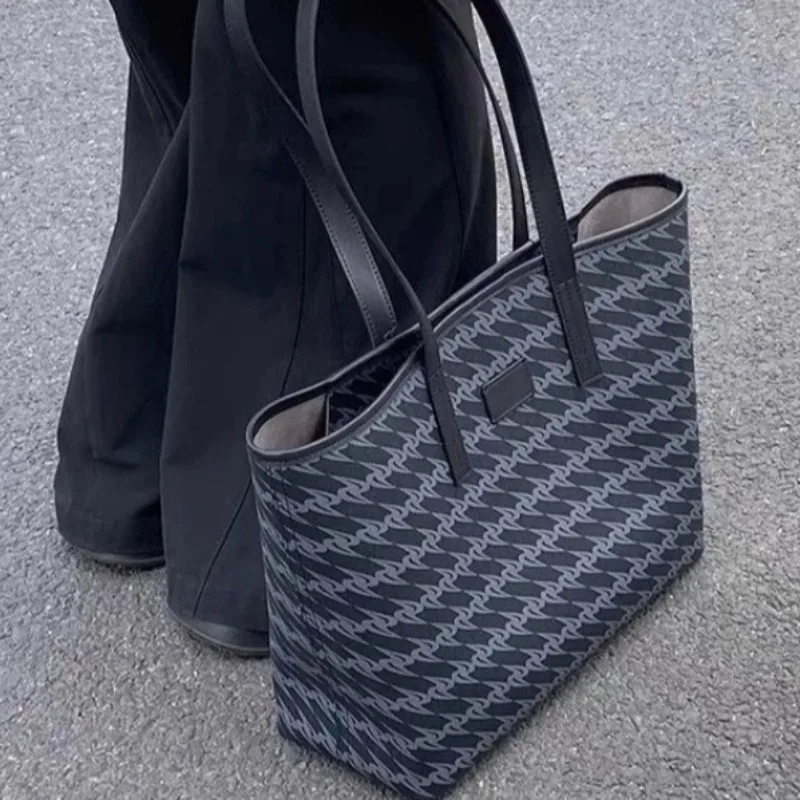 

Classy Handbag for Sophisticated Ladies Presbyopic Design Shoulder Bag for Refined Professional Look