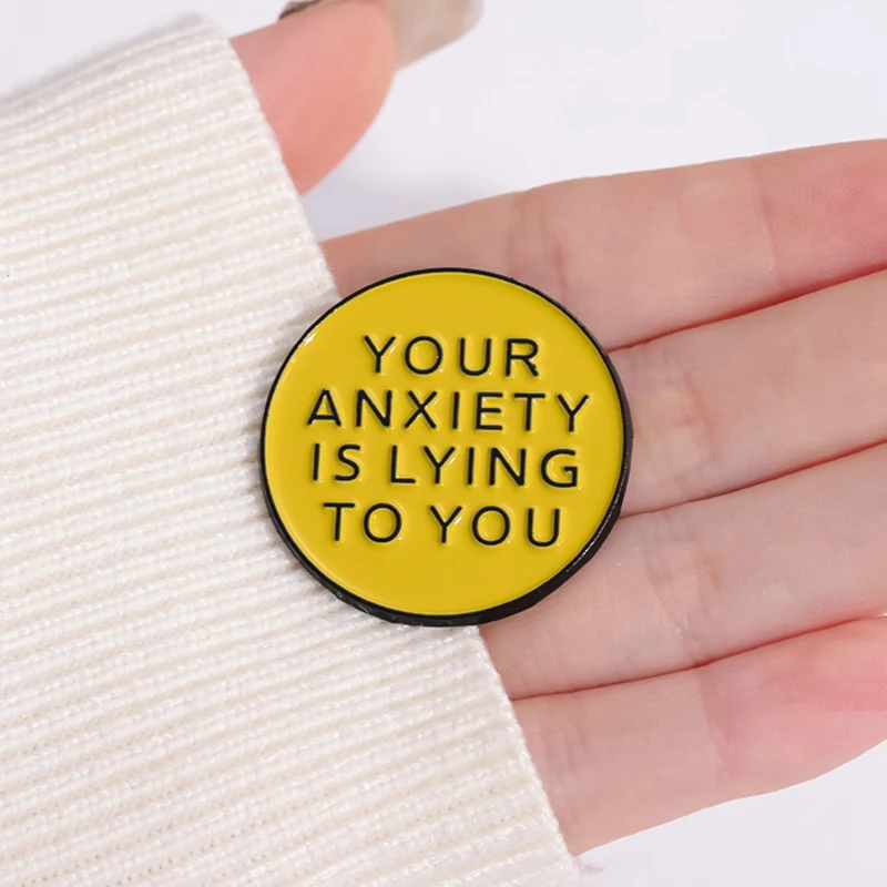 TU ANXIETY EST LING TO YOU Alfileres esmaltados Broches personalizados Insignias de solapa Citas divertidas Joyería Regalo para niños Amigos