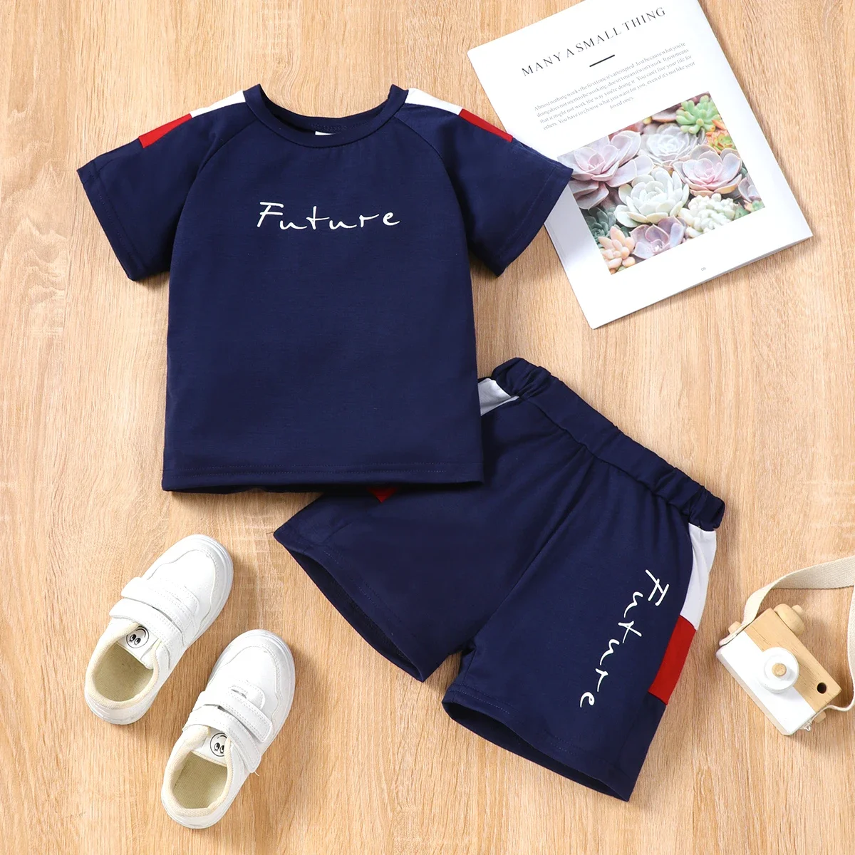 PatPat 2 pezzi Toddler Boy Casual Colorblock Letter Print Tee & Shorts Set perfetto per le uscite e l\'uso quotidiano stile di base