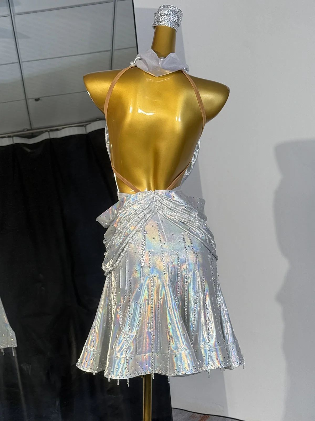 Sukienka do tańca latynoamerykańskiego Sparkle – ręcznie robiony kryształowy gorset, dopasowany krój i dramatyczna, zwiewna spódnica z frędzlami