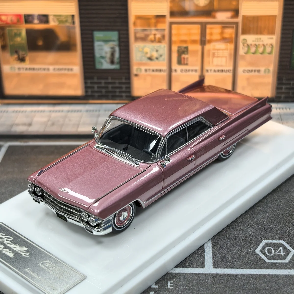 MK Miniatures 1:64 1962 Cadillac Sedan De Ville, Modelo de Auto de Colección en Metal Fundido a Presión