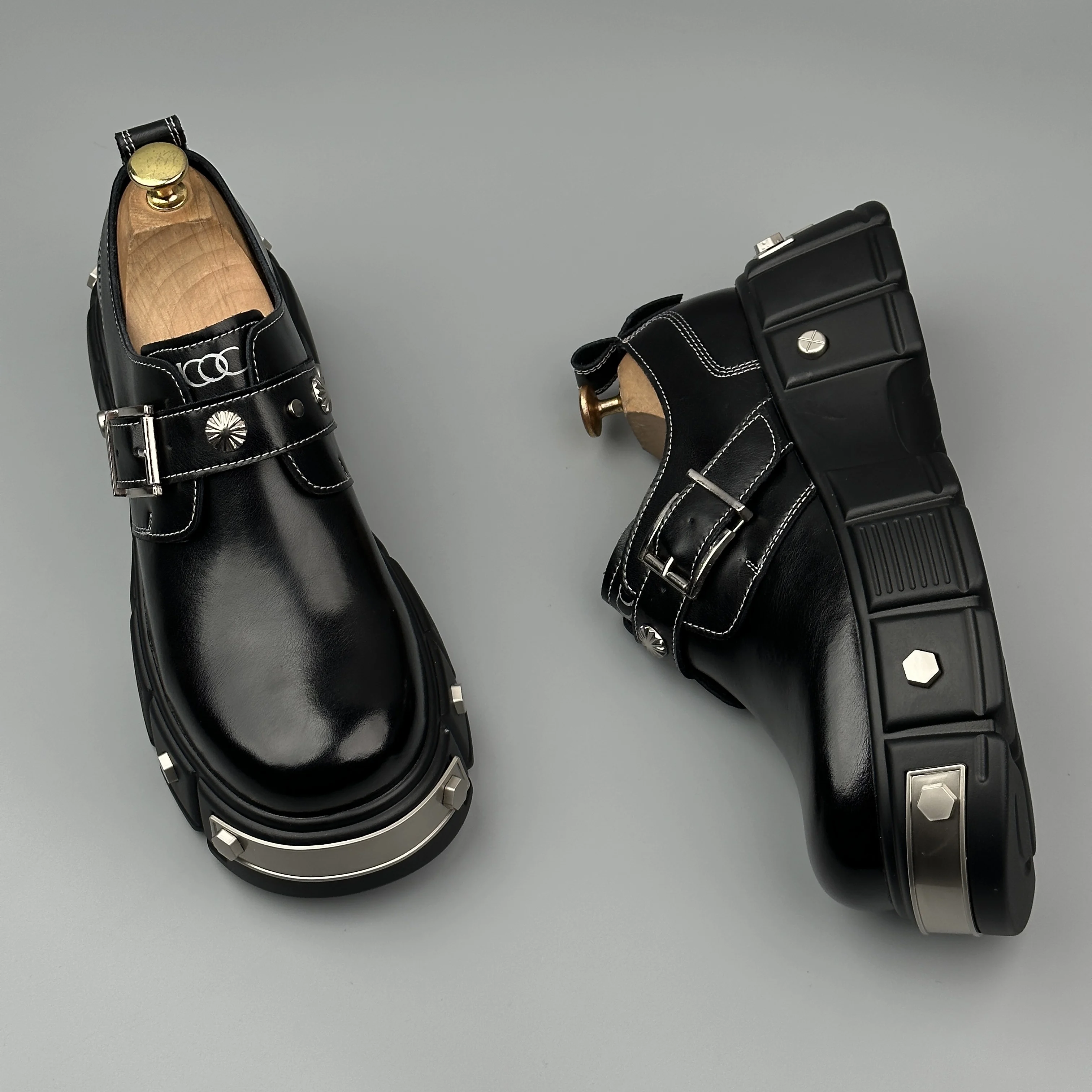 فاسق نمط تصميم معدني الرجال الجلود حذاء كاجوال موضة الاتجاه سميكة وحيد رجل أحذية رياضية مكتنزة تنفس الرجال ديربي الأحذية #1