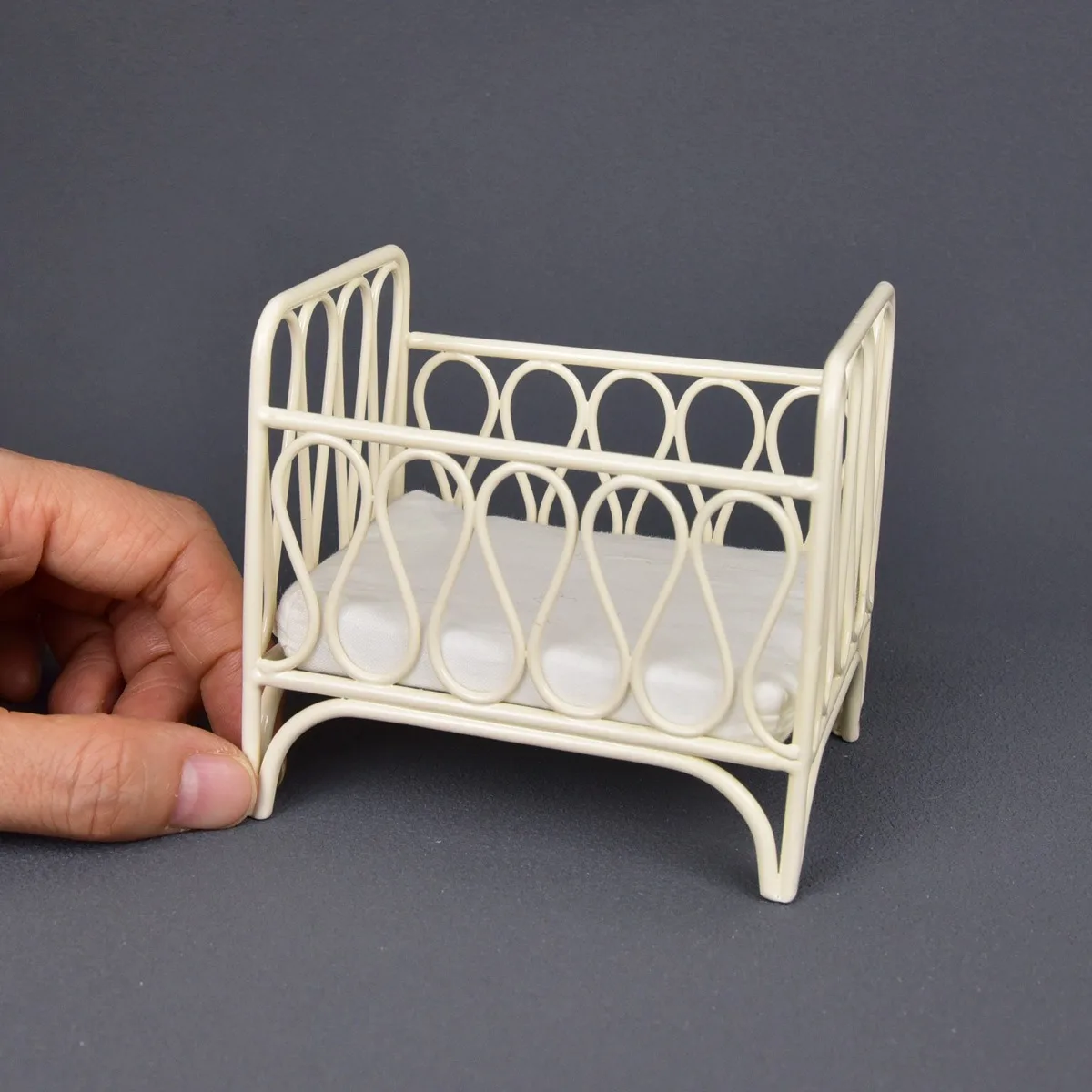 12-scale Cream Cradle Miniature For Mini Dolls Vintage Iron Tiny Doll Bed for Bjd Ob11 For Dollhouse Furniture