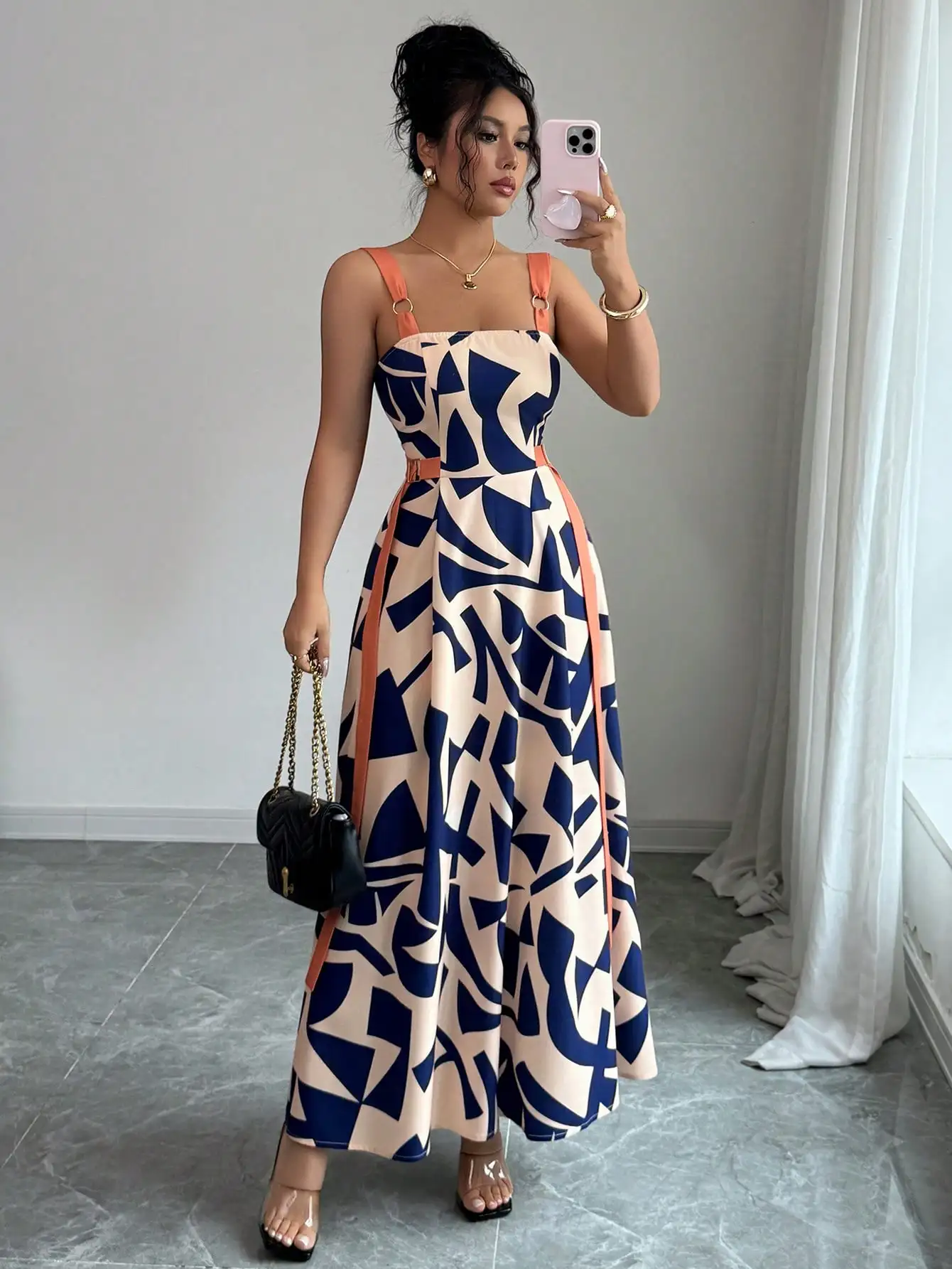 

Женское летнее макси-платье с геометрическим принтом, на тонких бретелях и с завязками на талии