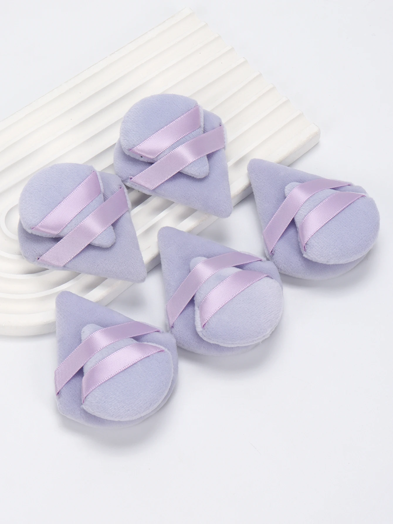 50 個の大きな三角形パウダーパフ + 50 個のミニ三角形パウダーパフ、メイクアップセット、均一なメイクアップを実現します。