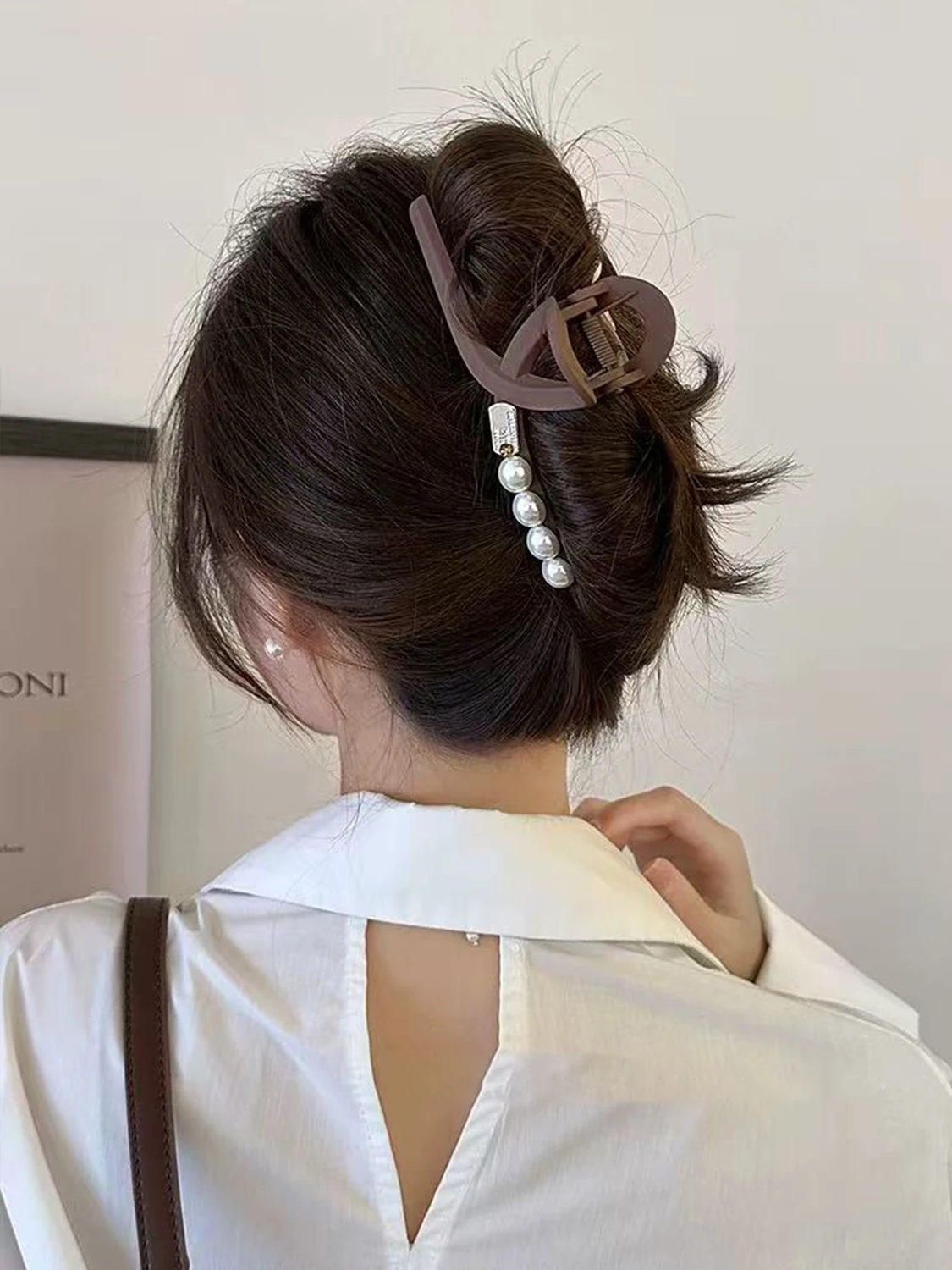 1pc matte pearl metal hair clip, back of the head premium sense large grab clip seamless shark clip, suitable for daily use image 4