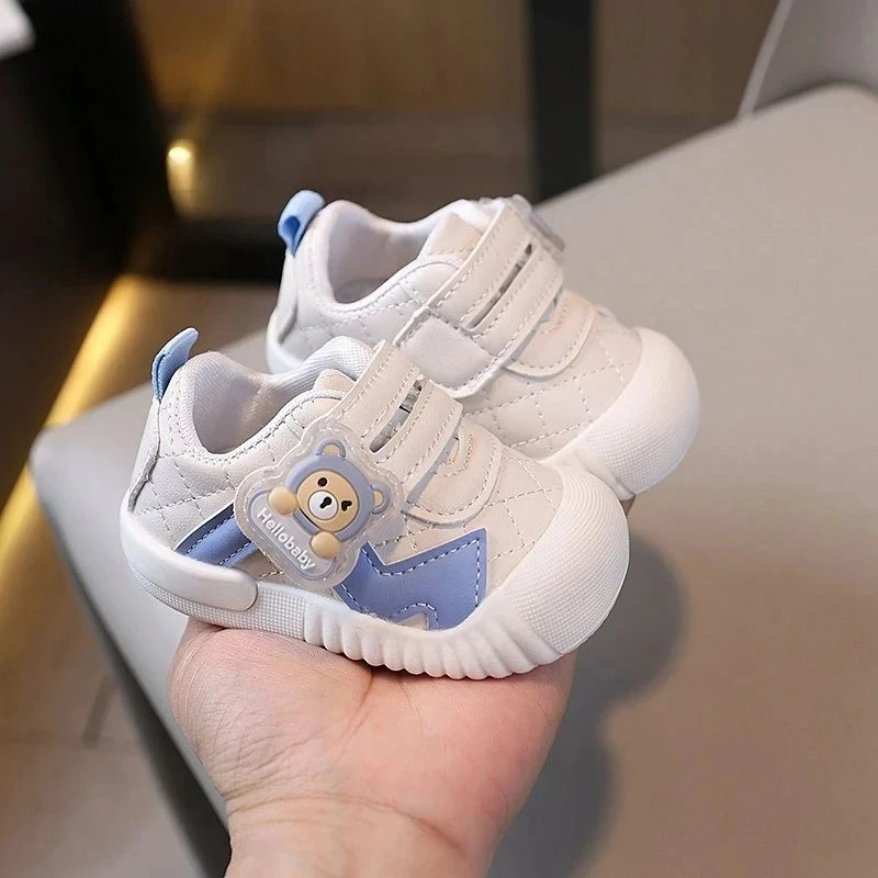 

Miniso 2025 г., детская обувь для детей 0–12 месяцев, кожаные кроссовки унисекс для первых ходунков, нескользящие кроссовки с героями мультфильмов на мягкой подошве для младенцев