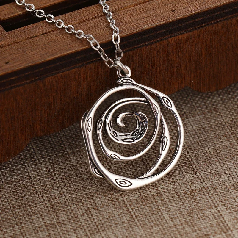 Retro Creative Sliver Color Snake Pendant Necklace Irregular Geometry Vortex Necklace For Women Men Personality Jewelry Punk Y2K