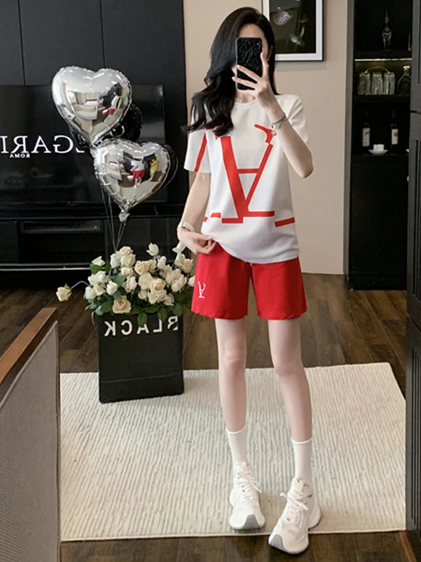 

Новый летний повседневный спортивный костюм для женщин: свободный комплект из двух предметов (шорты и футболка) для активного отдыха, фитнеса и танцев, модный и удобный.