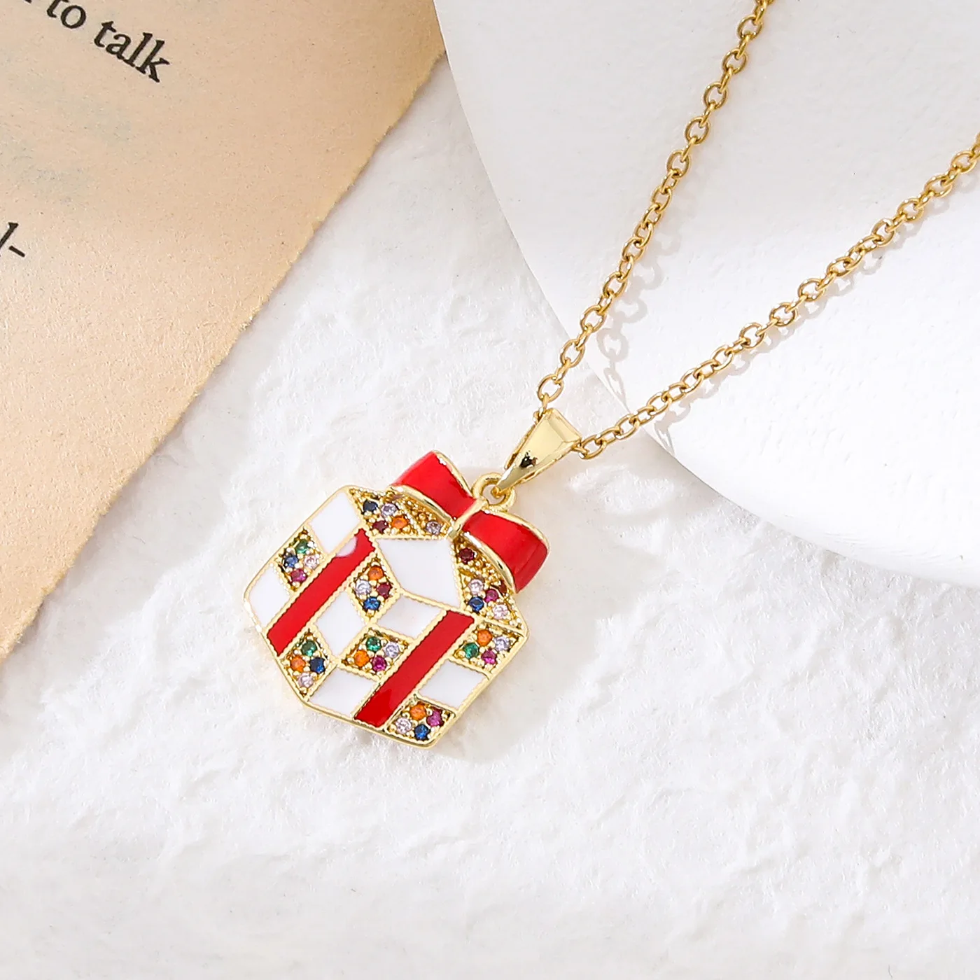 Cross-border explosion Christmas gift copper-plated 18k gold Santa pendant necklace women's fashion light luxury versatile model