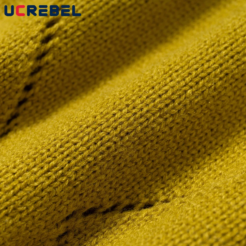 เสื้อคาร์ดิแกนถักลายตัวอักษรแบบแจ็คการ์ดสำหรับผู้ชาย เสื้อสเวตเตอร์คอวีทรงหลวมสไตล์เรโทรสำหรับฤดูใบไม้ร่วง มีกระเป๋า ติดกระดุมแถวเดียว