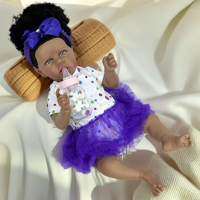 Brinquedo de boneca reborn de vinil preto de 22 polegadas, edição rara, vestido roxo, pele preta realista e características faciais, embalagem de caixa colorida
