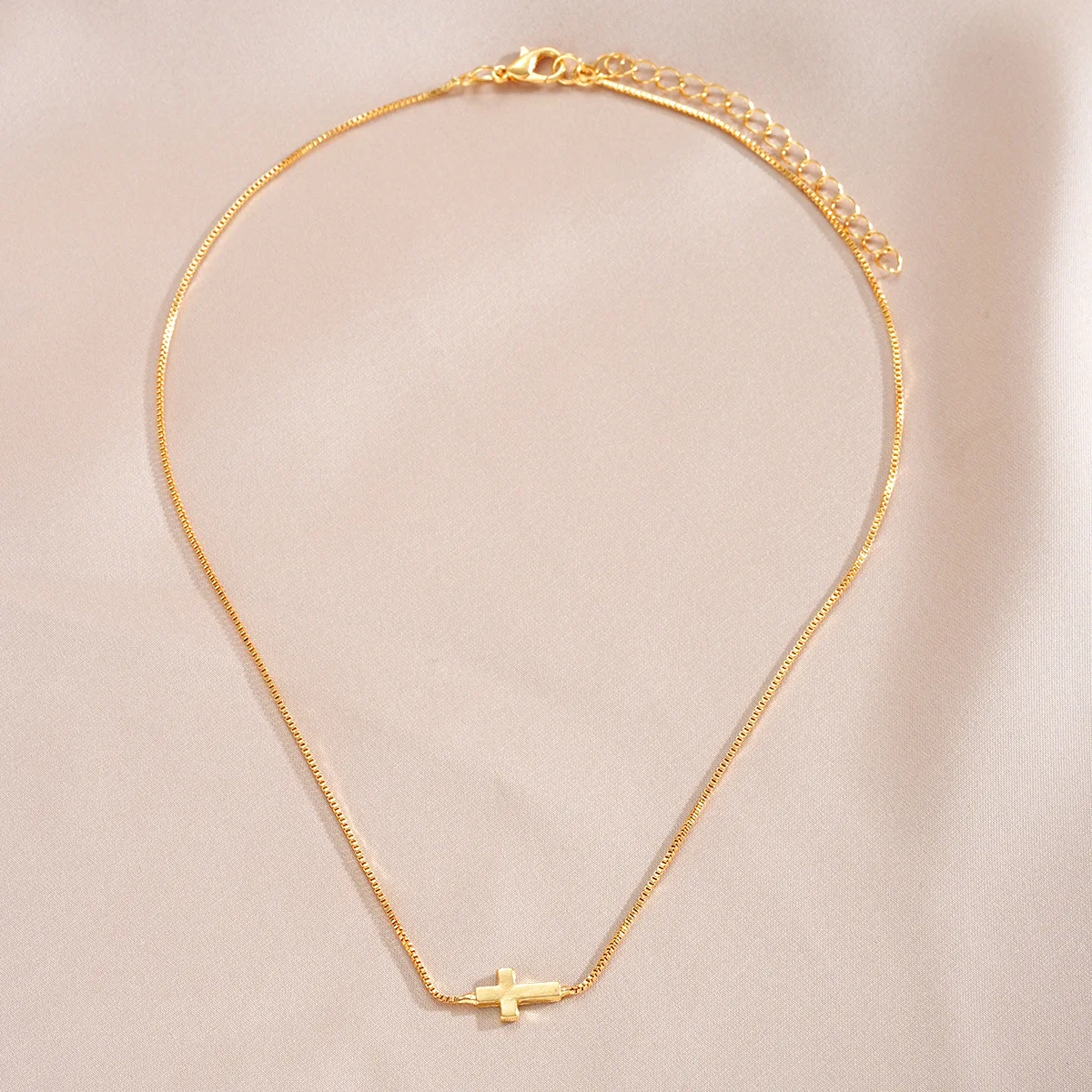 Halskette mit Kreuzanhänger aus Edelstahl für Damen, modisch, niedlich, goldfarbene Kette, religiöser Schmuck im minimalistischen Stil. – Detail 3