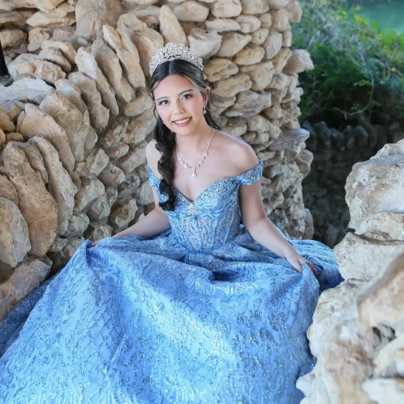 

Блестящее синее платье для квинсеаньеры с открытыми плечами, пайетками, кристаллами, декоративными аппликациями и большим бантом, платья для 15-летия. ﻿ Индивидуальный заказ