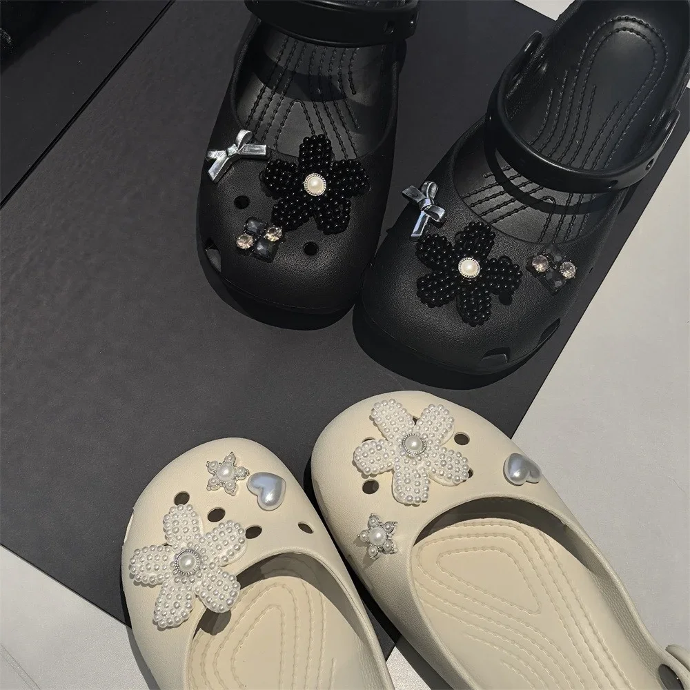 Perlenblumen-Schuhcharms-Set, Schwarz-Weiße Blumendekorationen mit Schleife & Strass, Elegante Schuhzubehörteile für Crocs Clogs – Detail 10