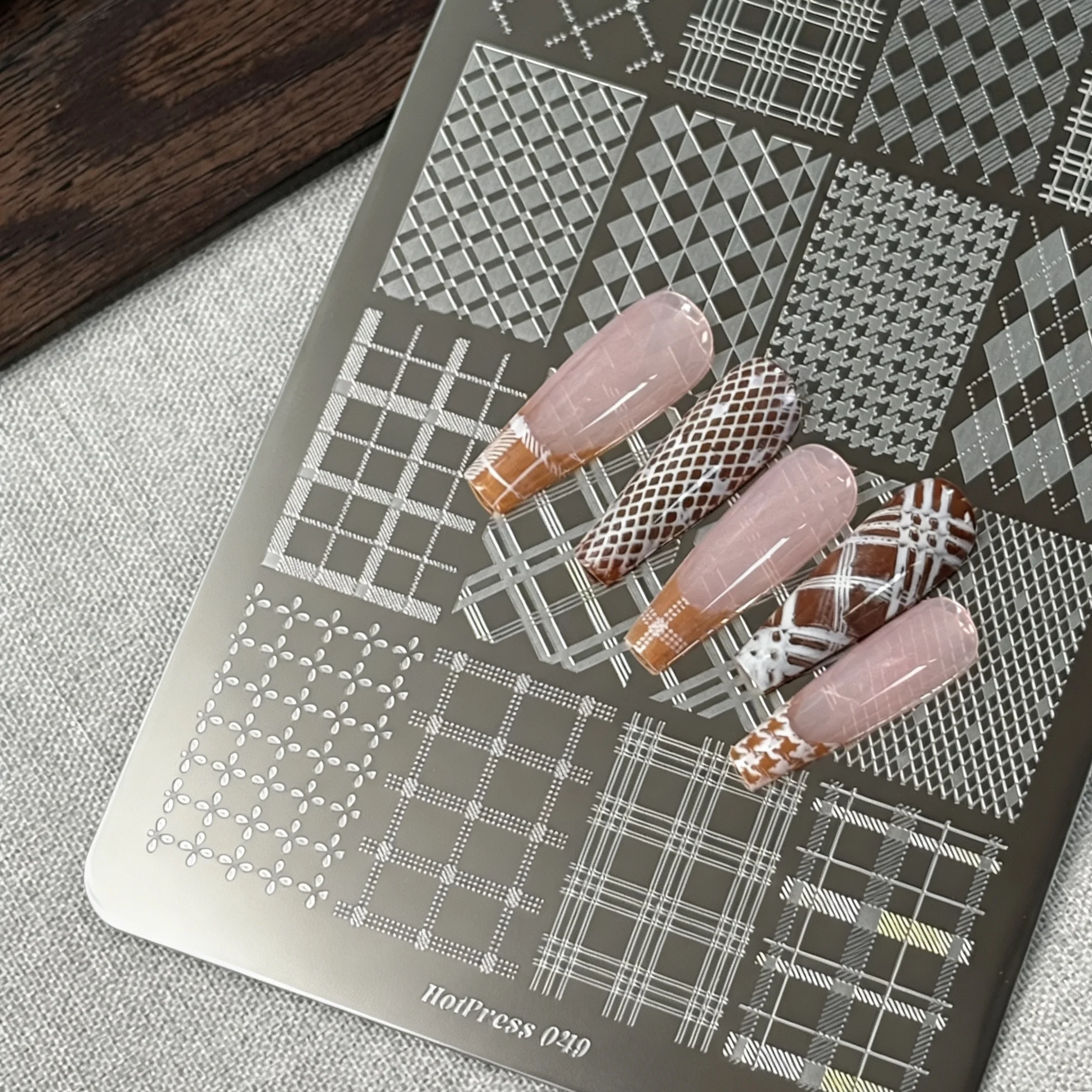 1pcs Retro Plaid Checkered Stainless Steel Nail Stencil Irregular Plaid Lines Nail Stamping Plate Vintage Lattice Manicure Tool