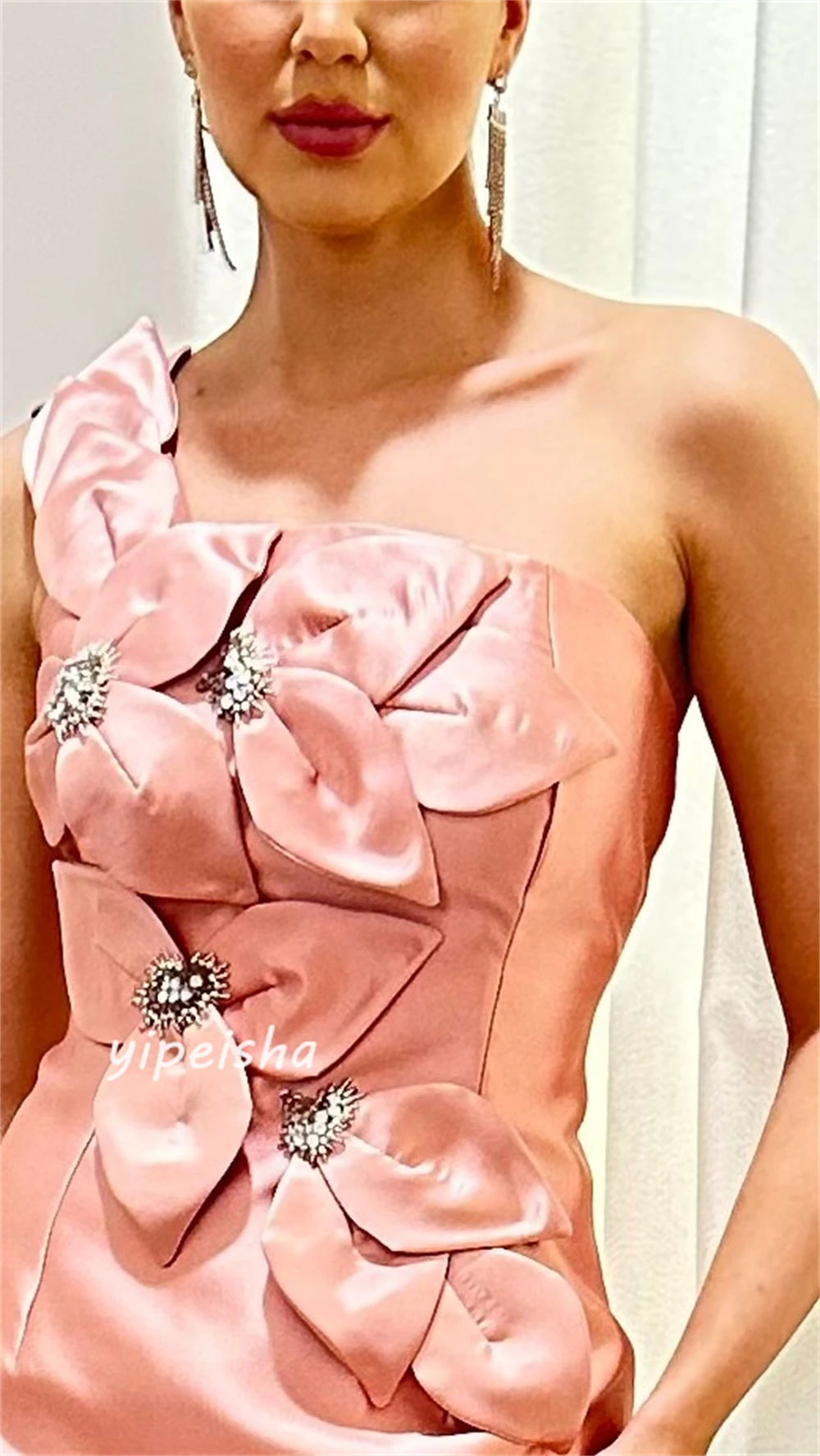 Satin-Blumen-Perlenfalte, Weihnachten, A-Linie, One-Shoulder-Kleid, maßgeschneidertes Anlasskleid, knielange Kleider