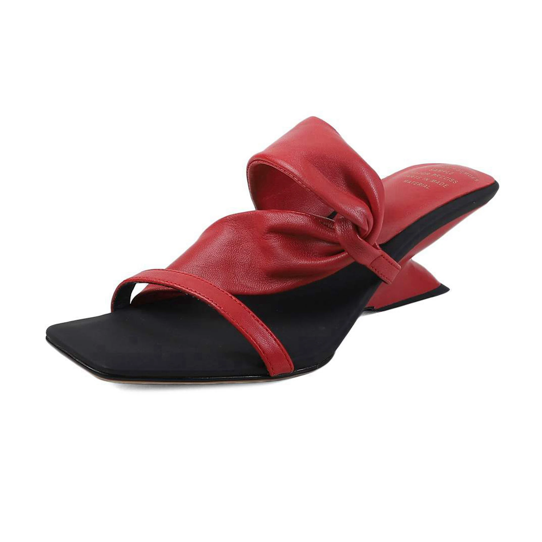 كرازينغ بوت حجم كبير جلد الغنم عالية الكعب موجزة يؤرخ أحذية الصيف Slingback البغال الفاخرة مصمم العلامة التجارية الأحمر النساء الصنادل