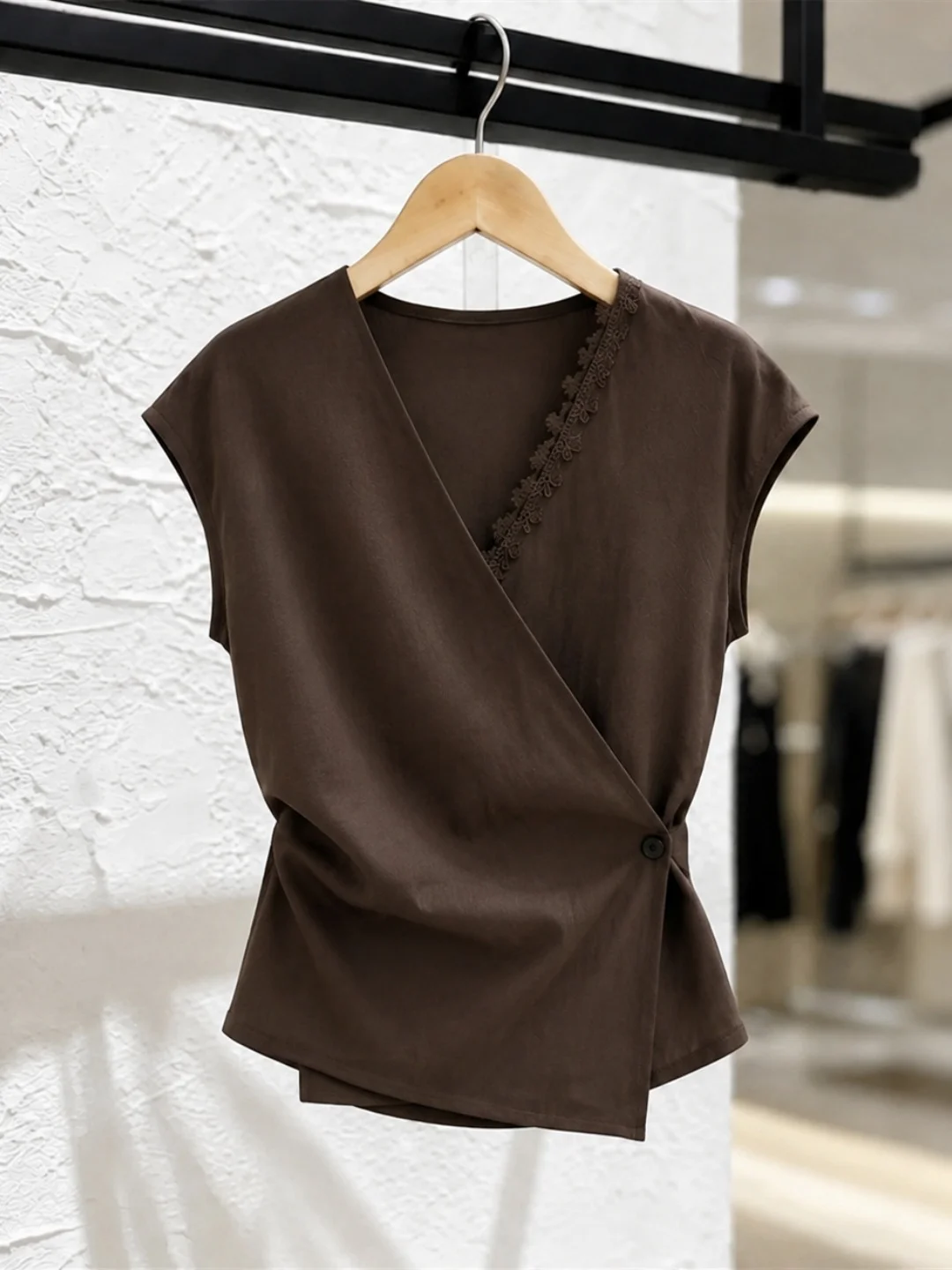 

Retro Chic Lace V-Neck Sleeveless Vest Women's Fashionable Design Sensation 2026 Summer Silk Top Korean Style Straight Cut