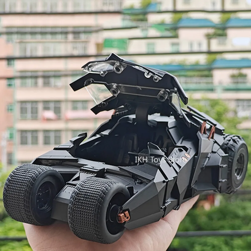 Model Batmobilu w skali 1:24, metalowy, odlewany, z dźwiękiem i światłem, napęd na sprężynę, otwierane drzwi, amortyzacja, ozdoba, prezent dla chłopców.