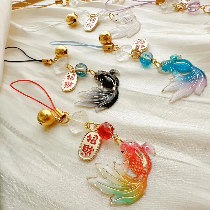 Buntes Handyband mit Farbverlauf und Goldfisch-Motiv, inklusive kleiner Glöckchen-Anhänger, ein schönes Geschenk für Taschen und Rucksäcke. – Detail 9