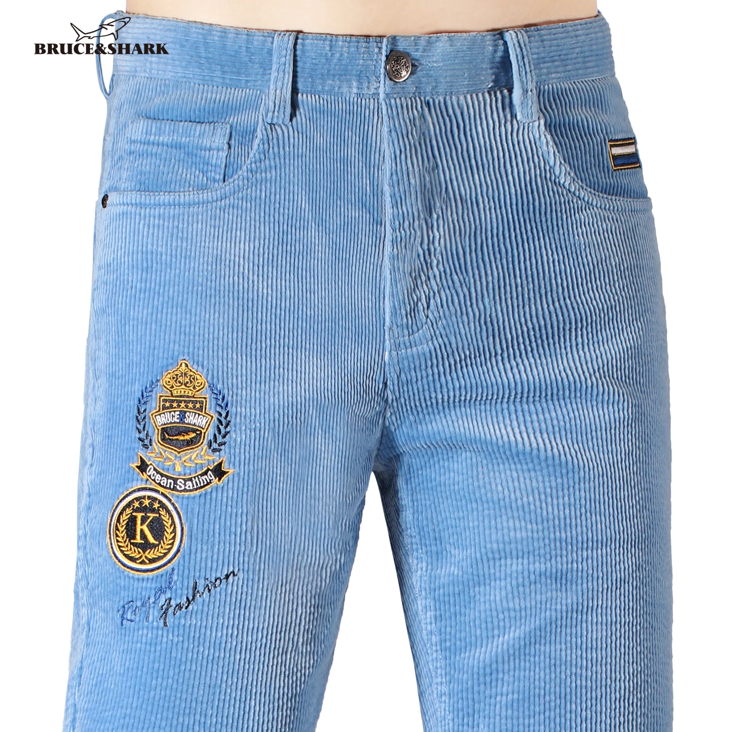 Pantaloni da uomo addensati ricamati di tendenza invernale Bruce & Shark Pantaloni larghi in vita a gamba dritta in velluto a coste azzurro per uomo di grandi dimensioni
