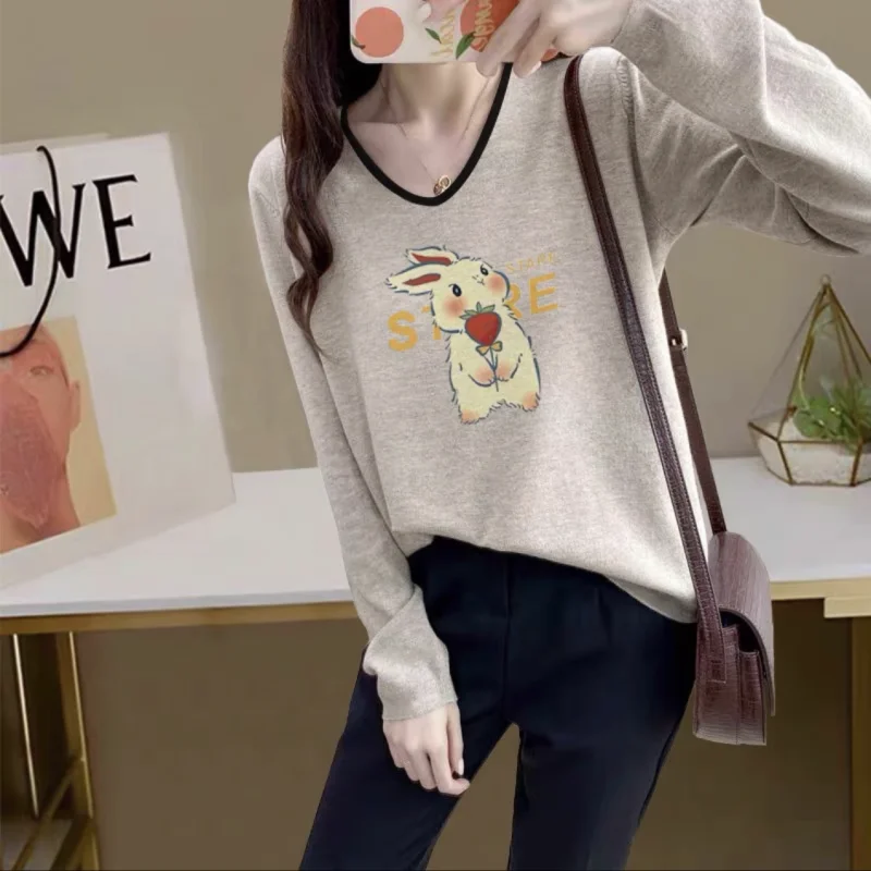 

Design Sense Contrast Color V-neck Women's 2024 Printed Spring Autumn New Fashion Minimalist Loose Long Sleeved T-shirt Top