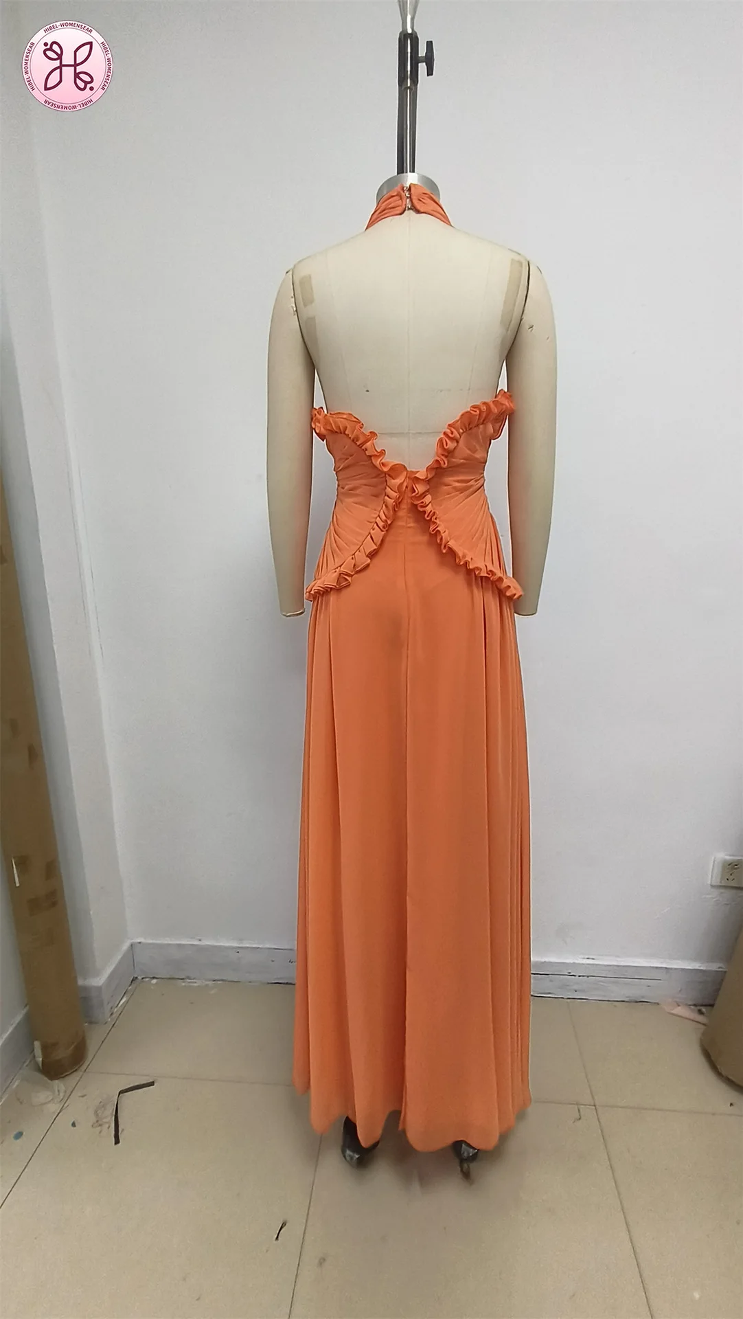 Luksusowa suknia typu halter - głęboki dekolt w serek, marszczona talia, wycięcie maxi (Elegancka suknia ślubna na plażę dla kobiet)