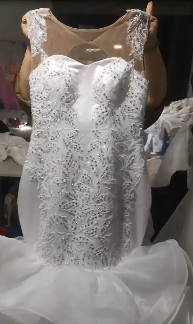 ชุดแต่งงานเจ้าสาวแบบแอฟริกันสั่งตัดพิเศษ ผ้าลูกไม้ปักเลื่อมระบายชั้นๆ ผ้าทูลล์ แขนกุด