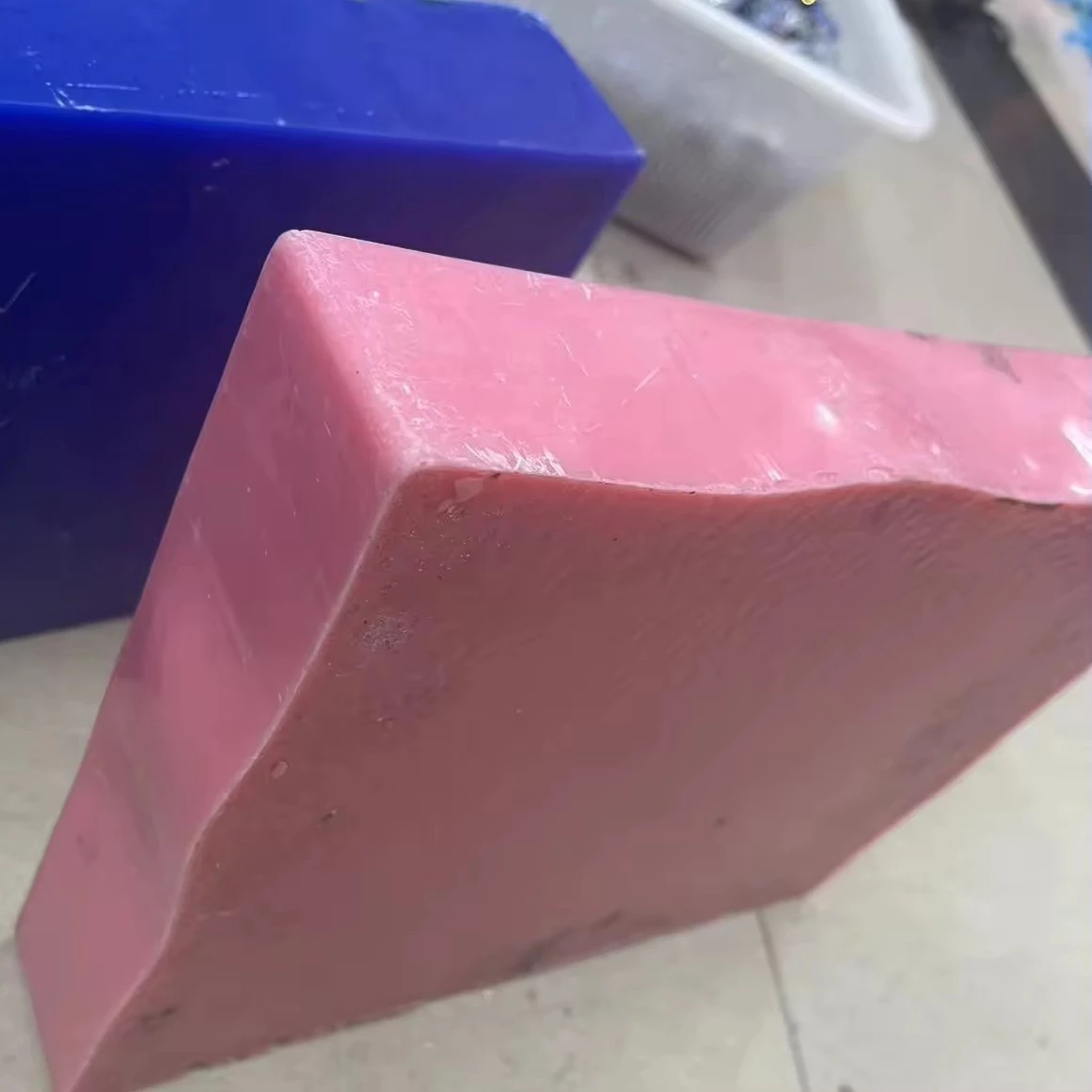 

Розовый опал, смола, связанная в полупрозрачные драгоценные камни, необработанные полудрагоценные камни, сырье для изготовления ювелирных изделий.