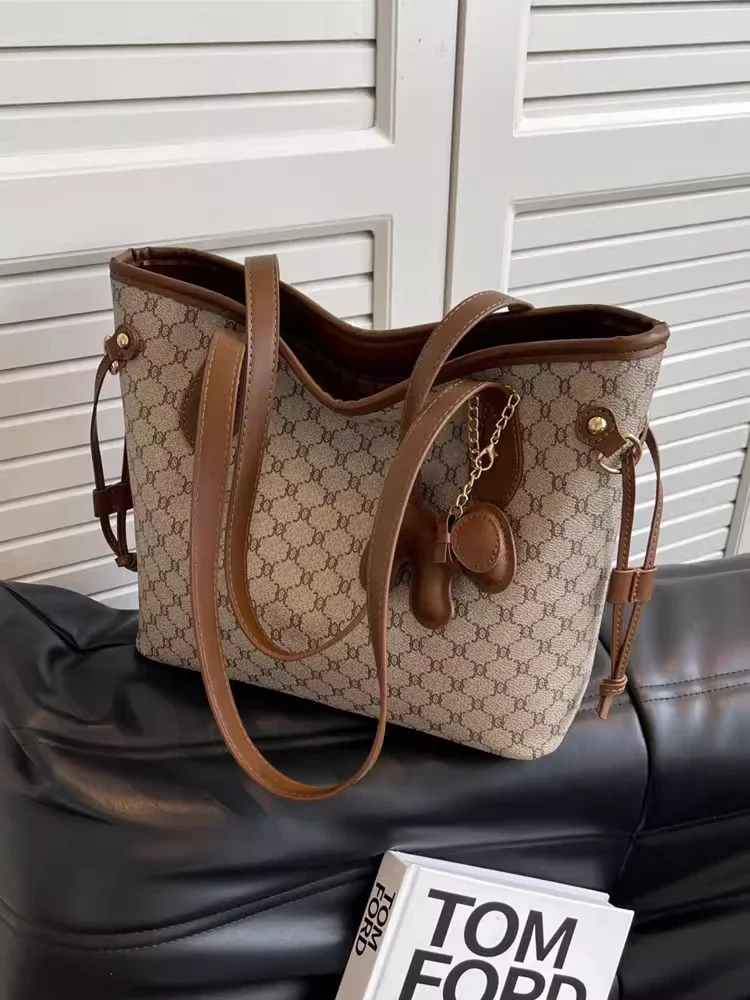 

2025 new women's fashion large capacity work travel commuting print designer Korean version shoulder bag retro tote handbag