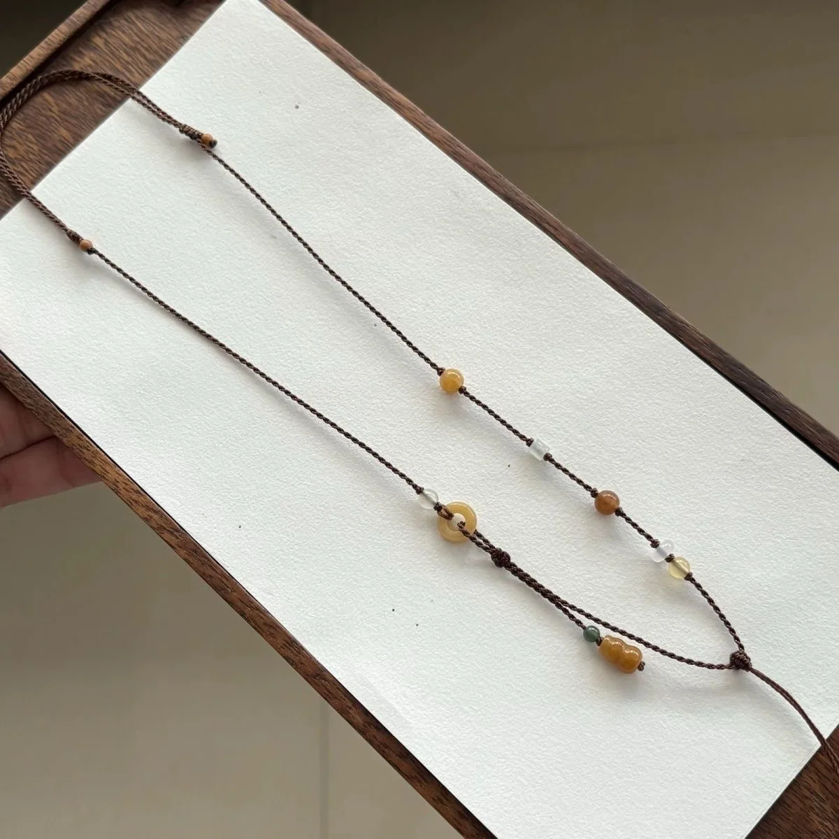 colar-feminino-com-pingente-de-jade-em-cordao-dourado-oito-tesouros-design-simples-acessorio-de-joalheria-artesanal-com-lin