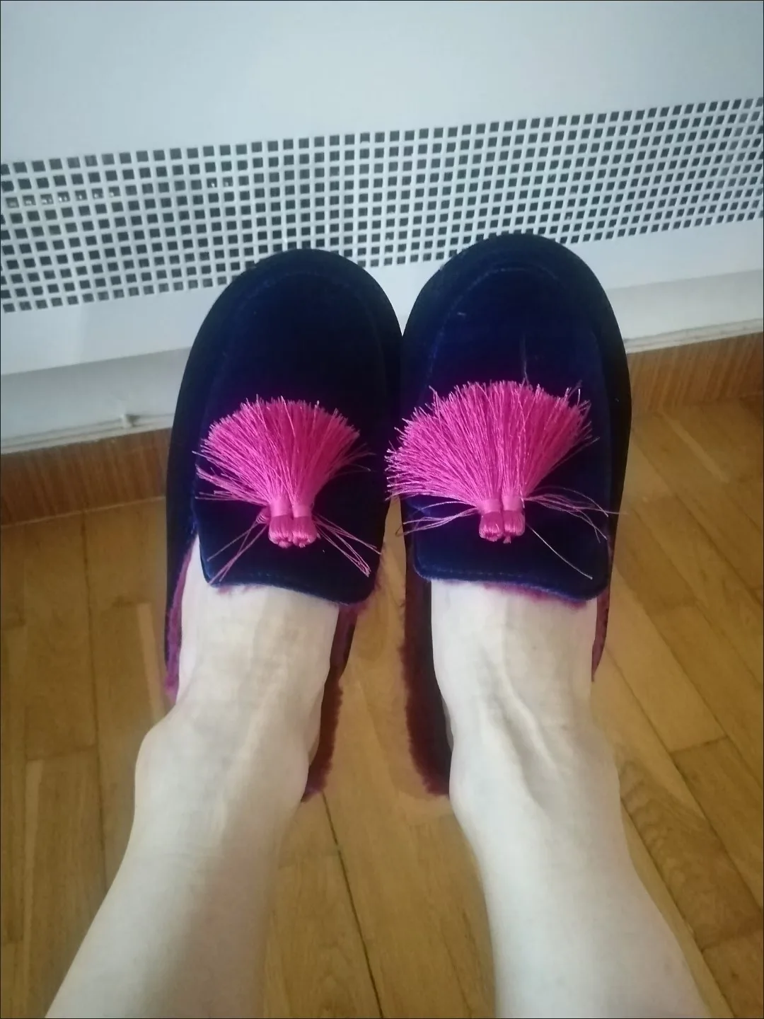 Pantuflas de casa para mujer, ideales para primavera y otoño, cálidas, con un diseño adorable y pompones, hechas de algodón, tipo sandalia, con suela antideslizante y suave, perfectas para usar en interiores y exteriores durante todo el año.