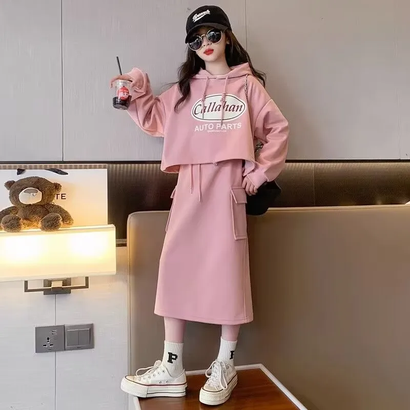 

A 12-year-old junior high school girl is dressed in a fashionable and stylish autumn suit skirt. She is a big girl with