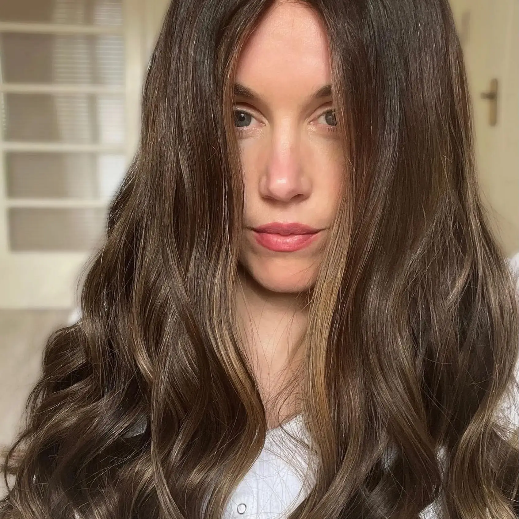 

Парик Брюнетка с темными корнями 13x4, синтетические парики спереди, предварительно выщипанные блики, бесклеевые свободные волнистые парики средней длины для женщин