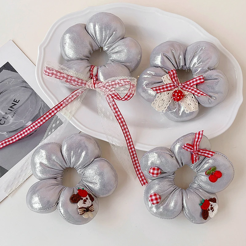 2026 Neue Niedliche Gepolsterte Blumen-Stoff-Scrunchies für Frauen und Mädchen in Silberfarbe mit Hochelastischer Gingham-Schleife und Erdbeer-Pferdeschwanz-Haargummi – Detail 2