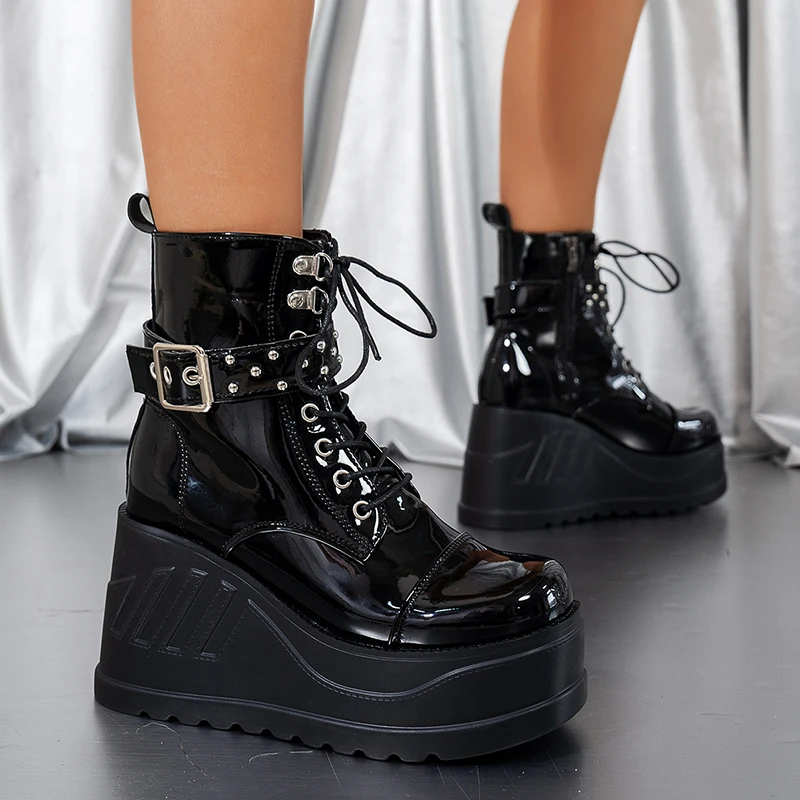 

Ботильоны на массивной платформе в стиле панк с пряжкой, женские модные готические ботинки на танкетке со шнуровкой, женские мотоциклетные ботинки из лакированной кожи на толстой подошве
