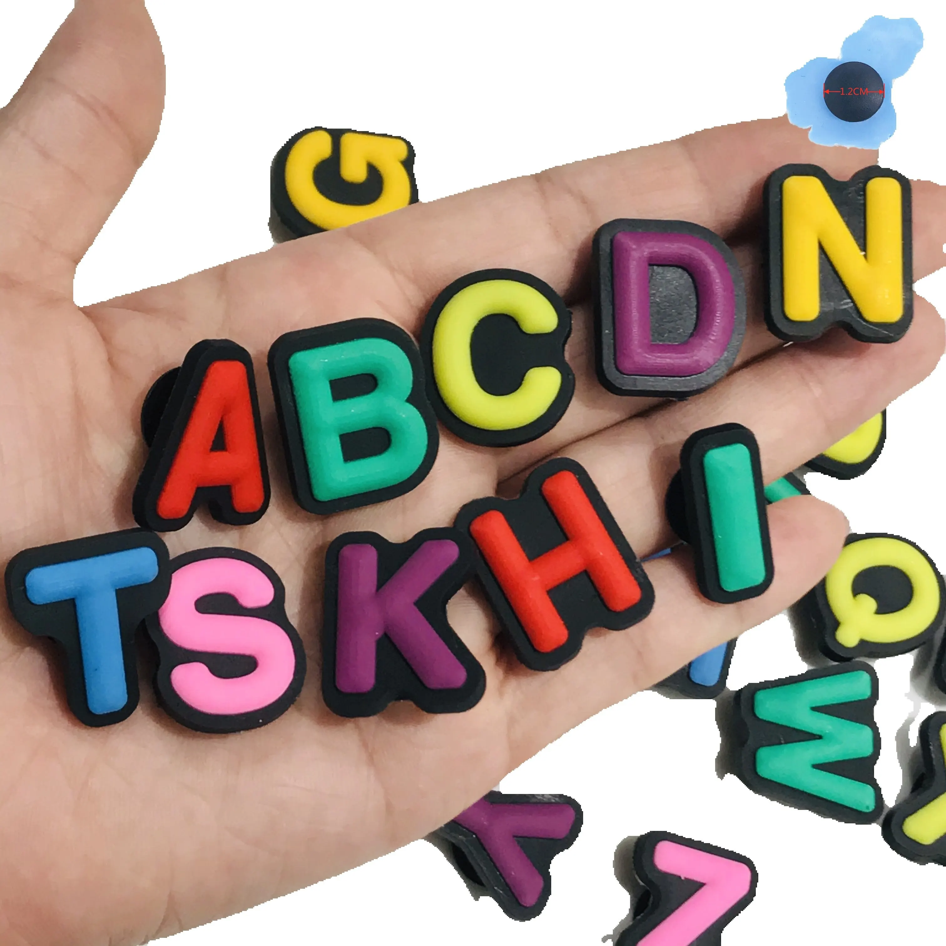 Breloques de chaussures en PVC avec lettres anglaises majuscules, accessoires colorés, décorations à boucle, Ormaments adaptés aux cadeaux de fête pour enfants, 1 pièce