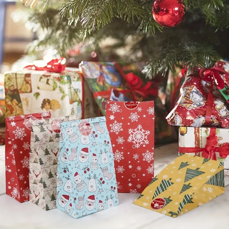24 قطعة من أكياس هدايا ندفة الثلج والرنة مع ملصقات، أكياس هدايا ورقية للعطلات والعام الجديد للحفلات وحقيبة الطعام