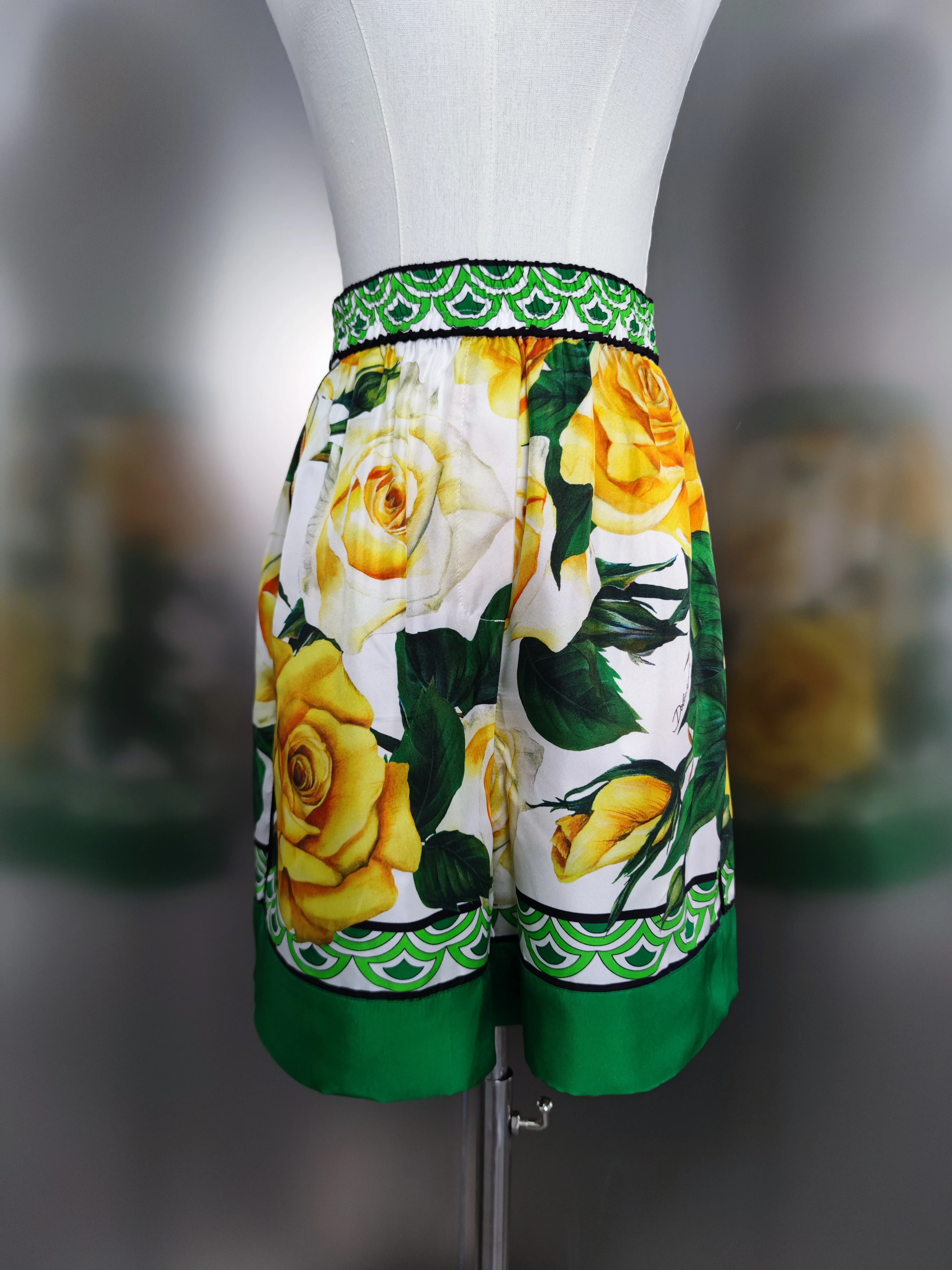 100% Mulberry silk 2024 Summer yellow rose print luxury casual shorts for women