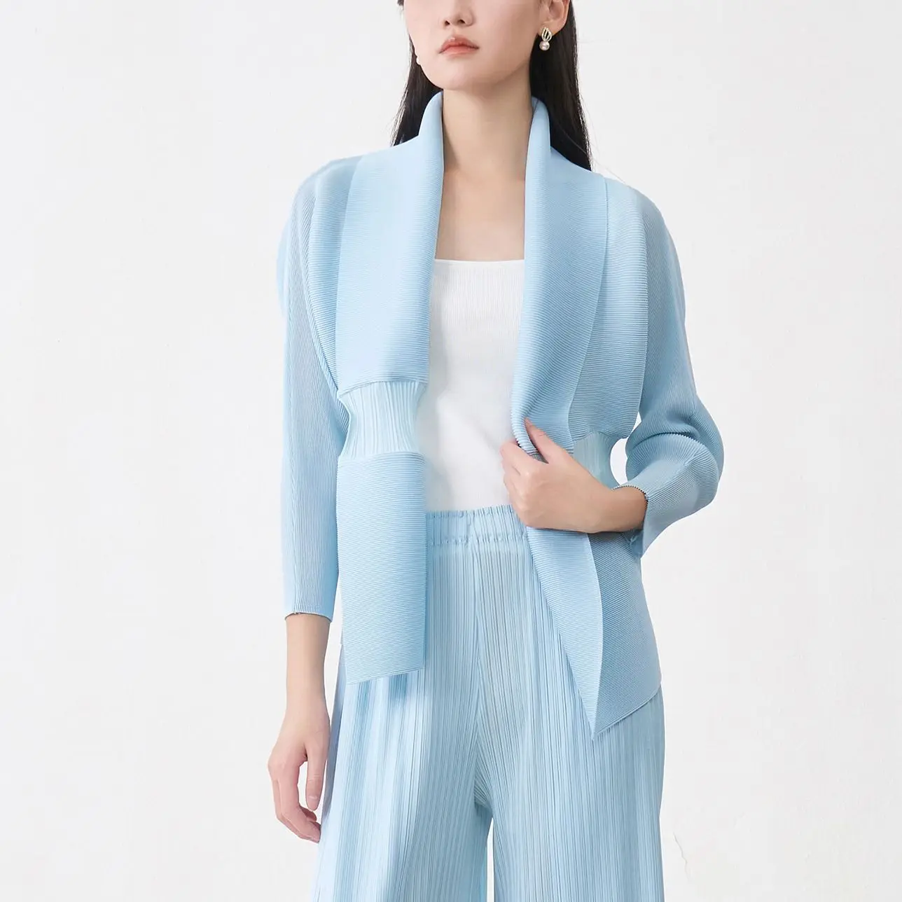 

Осенняя женская куртка 2025 года, роскошный морщинистый кардиган свободного кроя с асимметричным завязком спереди, универсальный повседневный топ от Miyake