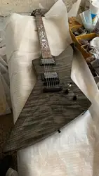 Factory DIRECT sales of high QUALITY 6 string ELECTRIC guitar, GOOSE body, FLAME MAPLE VENEer, black hardware, support custom, f