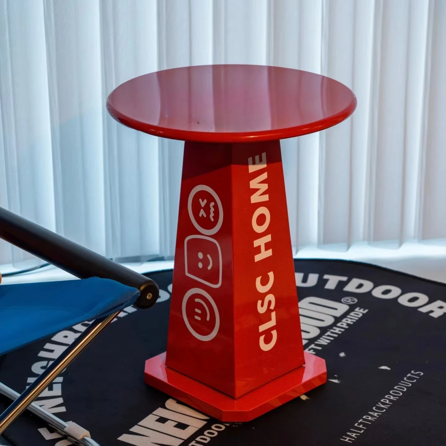 

Промышленный стиль, металлические изделия ручной работы, кофейный модный бренд, маленькая квартира, небольшой диван, дизайн трубки для мороженого