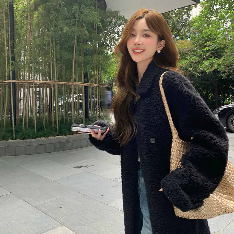 Casaco de temperamento de veludo de tosquia de ovelha, casaco de grama de pele de cordeiro integrado de pele, estilo médio longo feminino, outono/inverno 2025