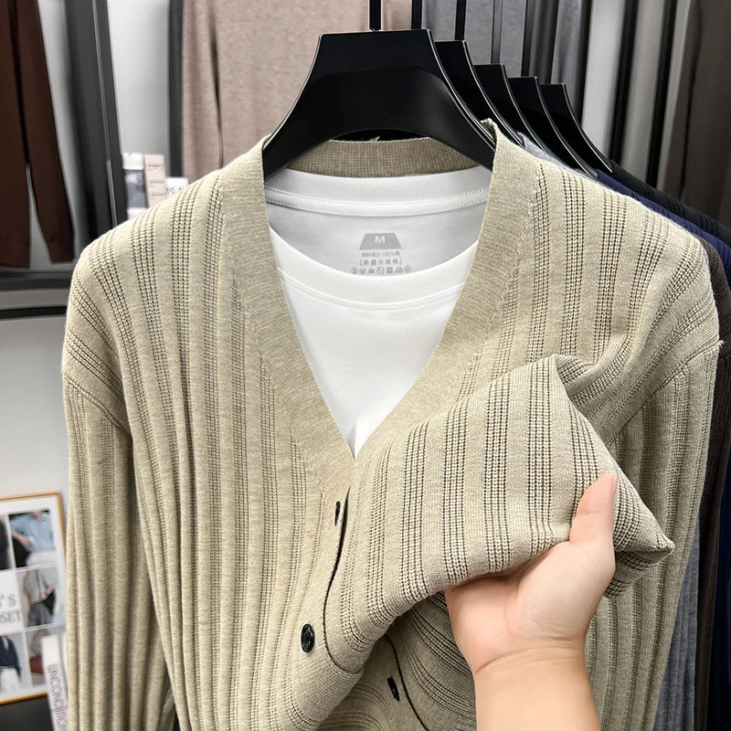 Light luxury Men's knitted V-neck cardigan solid color jacquard fashion comfort casual coat high-end new button sweater shawl