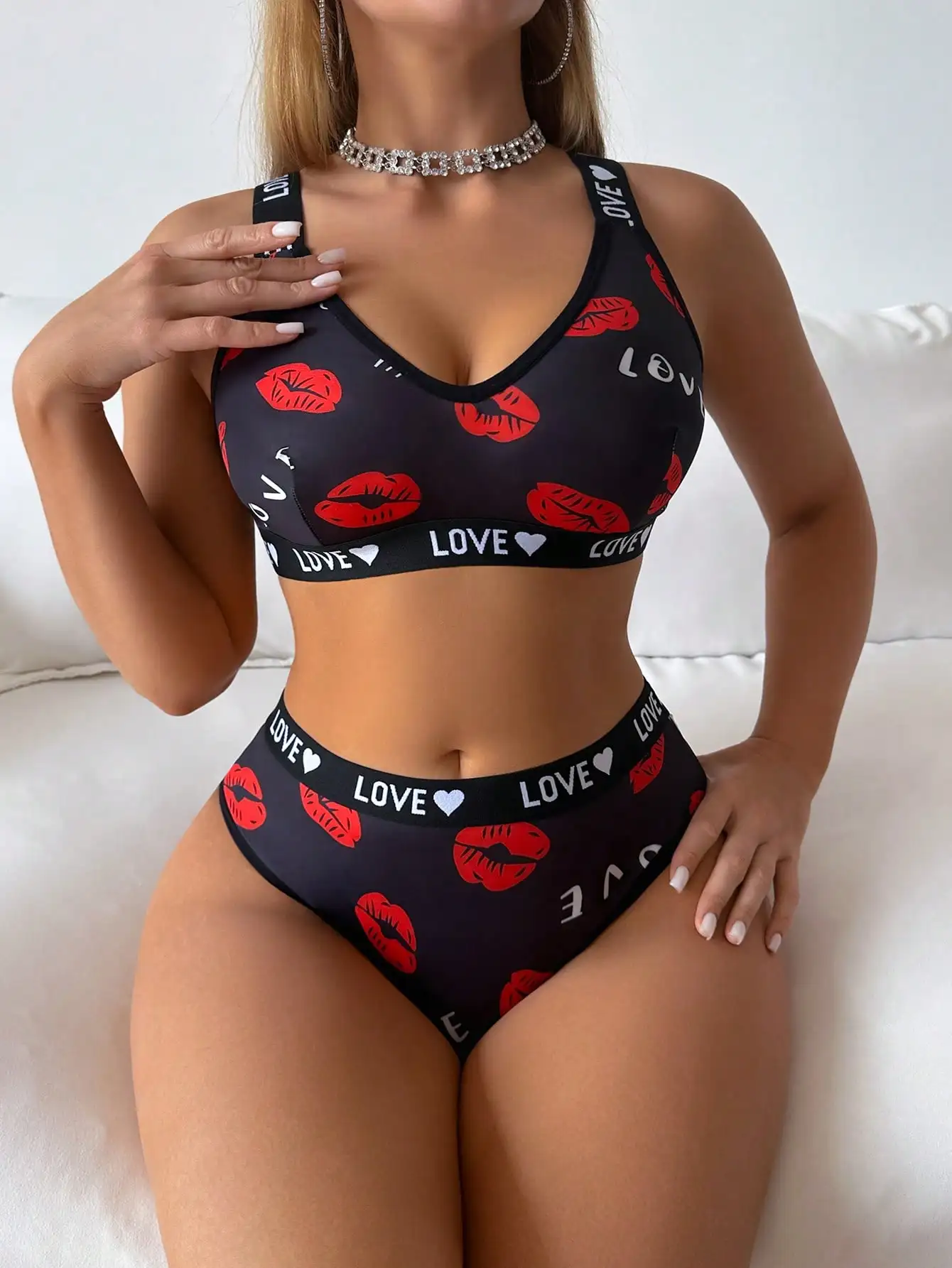 

Женский комплект белья с принтом губ - топ на тонких бретелях, V-образный вырез, без подкладок, для повседневной носки