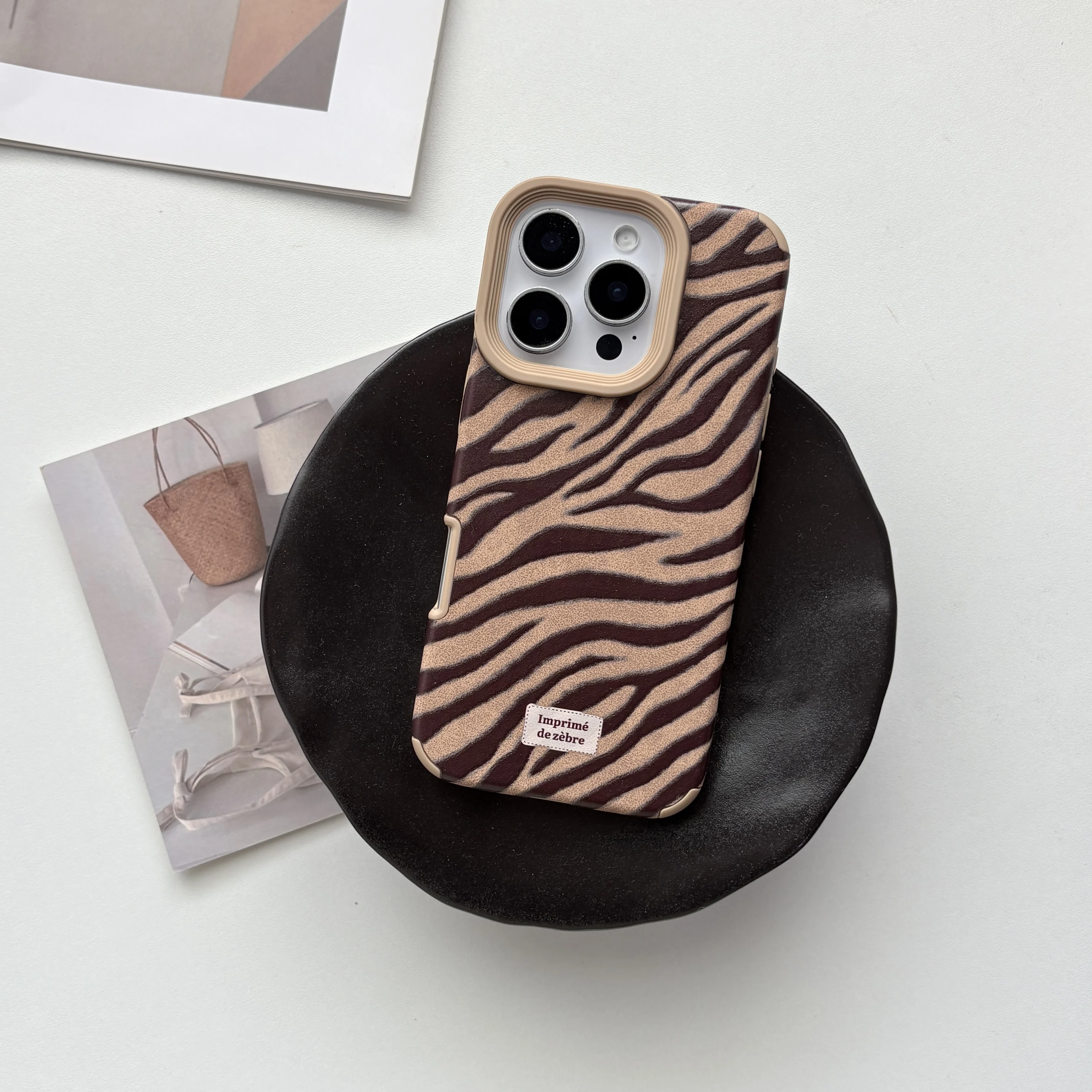 レトロブラウンフェイクレザー ゼブラ柄 水波紋 マットテクスチャ スマホケース iPhone 13 14 15 16 17 Pro Max 17 Air対応