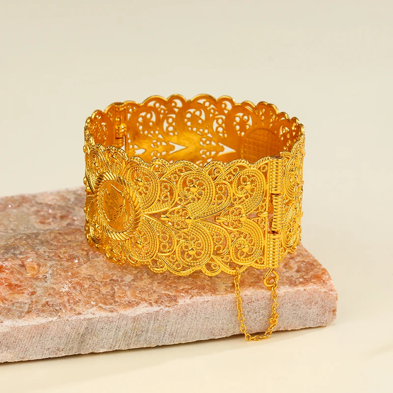 Vintage Münzmuster Manschettenarmband für Damen, Vergoldeter Hohler Metall-Breitarmreif Modischer Statement-Schmuck – Detail 9