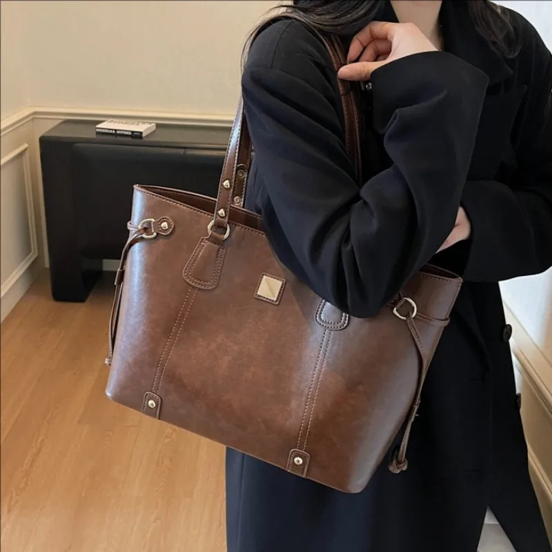 

2025 Vintage Luxury Tote Bag for Women Large Capacity Designer Shoulder Handbag Trendy Crossbody Commuter Bag Fashionable Women